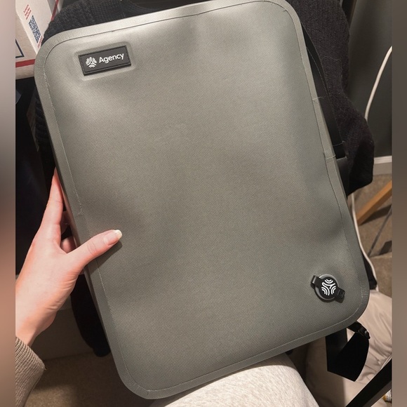 Agency Guide Waterproof Airtight Lightweight Work Travel Shoulder Laptop Bag - Picture 6 of 7